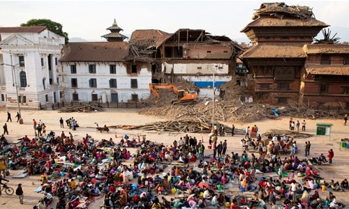 Chưa hết  lo sợ động đất và các dư chấn của nó, nhiều người dân Nepal đã tập trung ở các khu đất rộng để dựng lán trại tá túc qua đêm. Ảnh chụp ở Quảng trường Basantapur Durbar hôm 26/4.